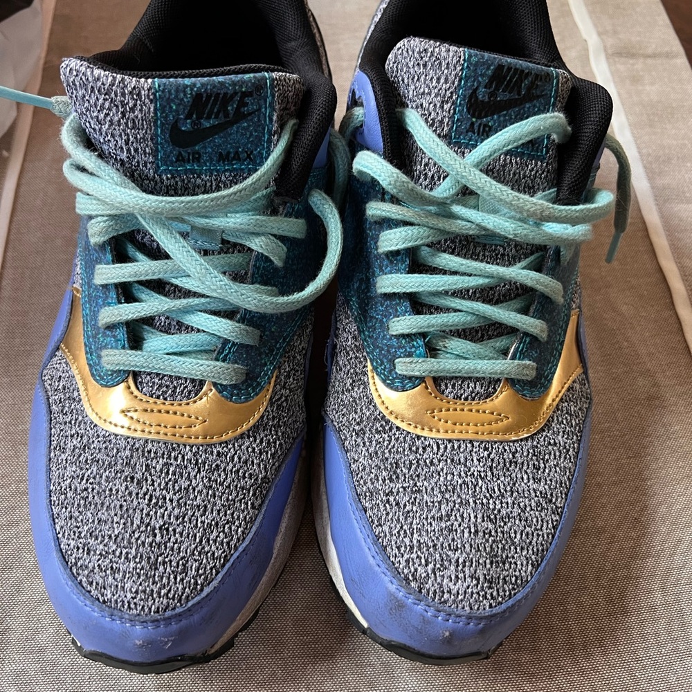 Nike Air Max tennis shoes 💕✨ Women’s size 8.5 // grey + blue gold stripe